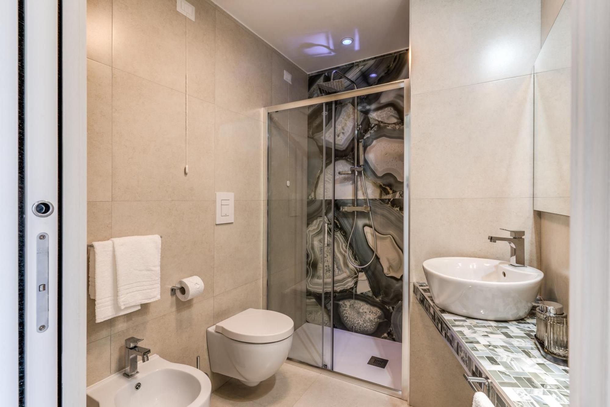 National Square Napoli Hotel ภายนอก รูปภาพ